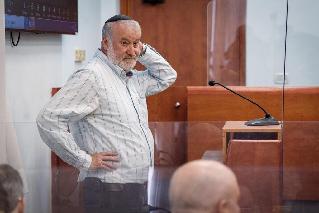 היועמ"ש לשעבר מנדלבליט באולם הדיונים לפני עדותו, הבוקר (צילום: שלו שלום) עדות מנדלבליט