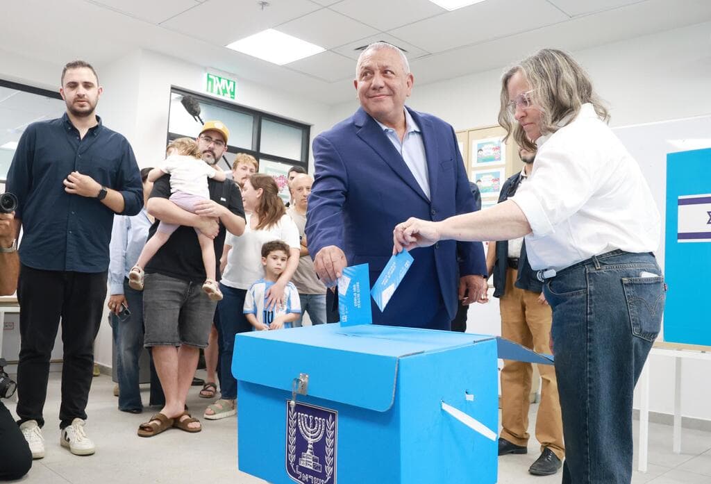 גדי איזנקוט יו"ר מפלגת ישר! בקלפי הבחירות