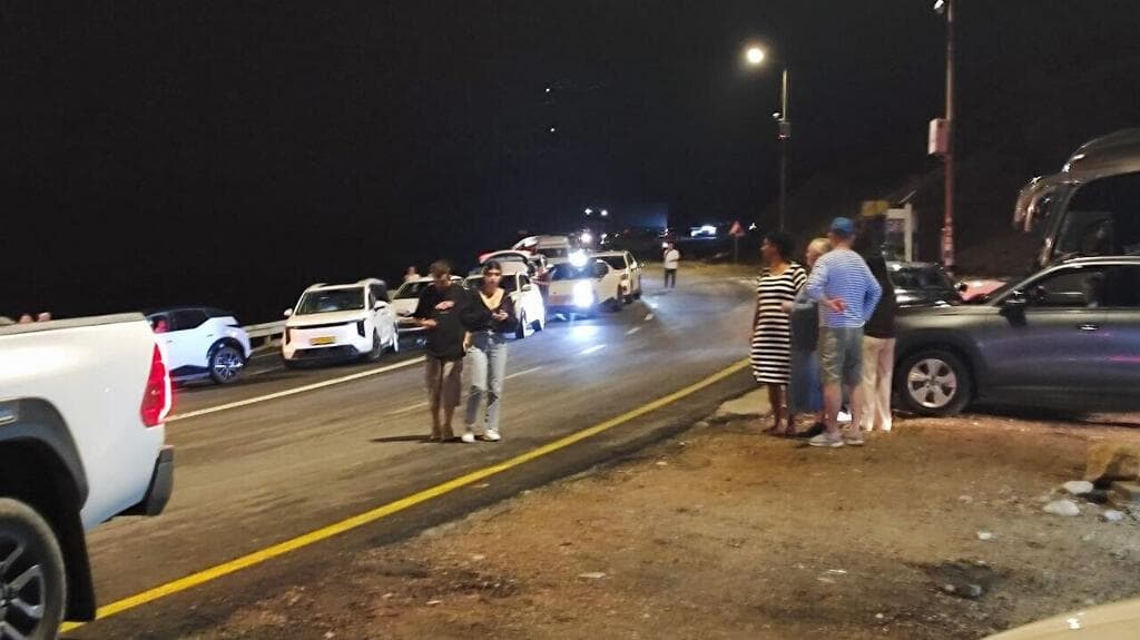 תקועים בכביש תקועים בכביש בלי יכולת להגיע לקלפי בעקבות שיטפונות