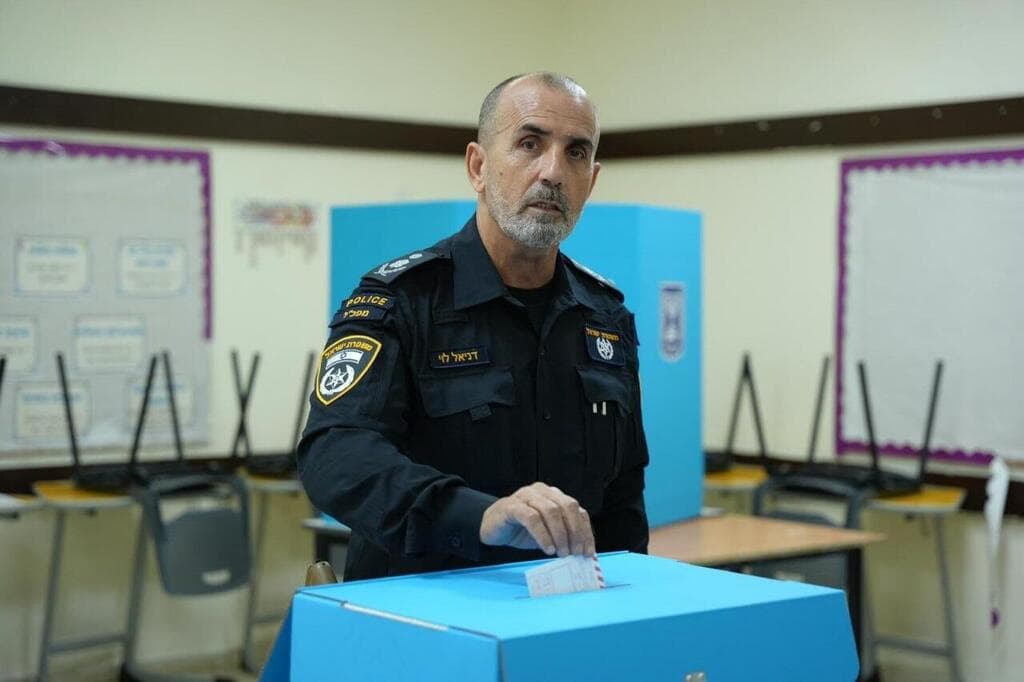 המפכ"ל דני לוי מצביע, שלשום (צילום: דוברות המשטרה ) המפכ"ל דני לוי בקלפי הבחירות