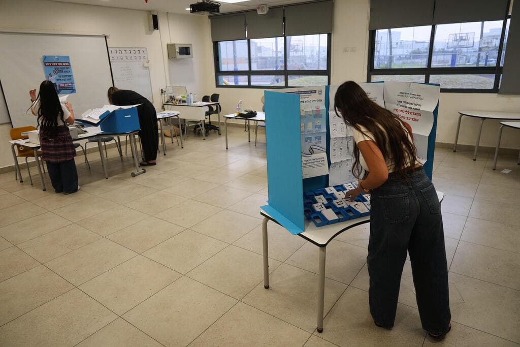 מכינים את הקלפי באופקים
