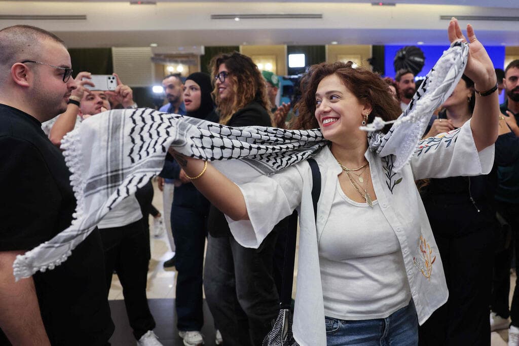חגיגות במטה הרשימה המשותפת בנצרת אחרי פרסום המדגמים בשלישי (צילום: AHMAD GHARABLI / AFP) נצרת