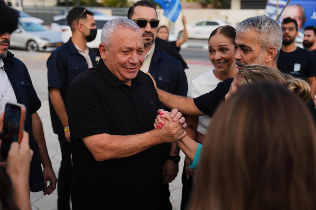 בוקר הבחירות - מצביעים ראשונים בקלפי 