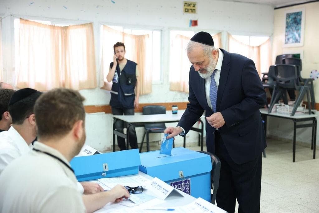 יו"ר ש"ס הרב אריה דרעי הצביע כעת ראשון בקלפי בשכונת הר נוף בירושלים