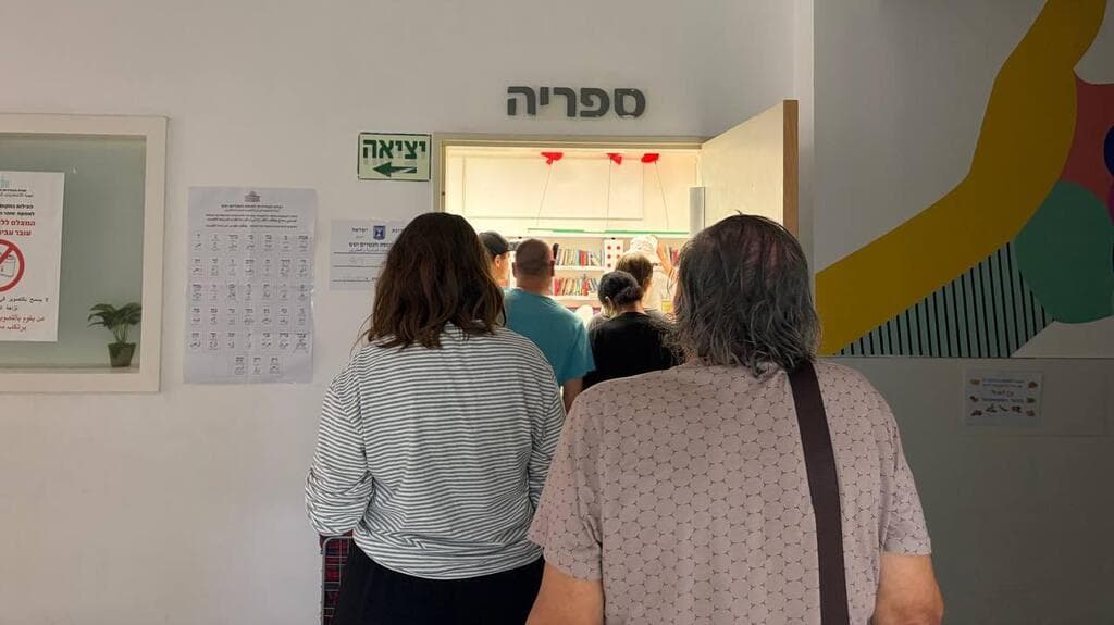 בוקר הבחירות - מצביעים ראשונים בקלפ ברמת גן