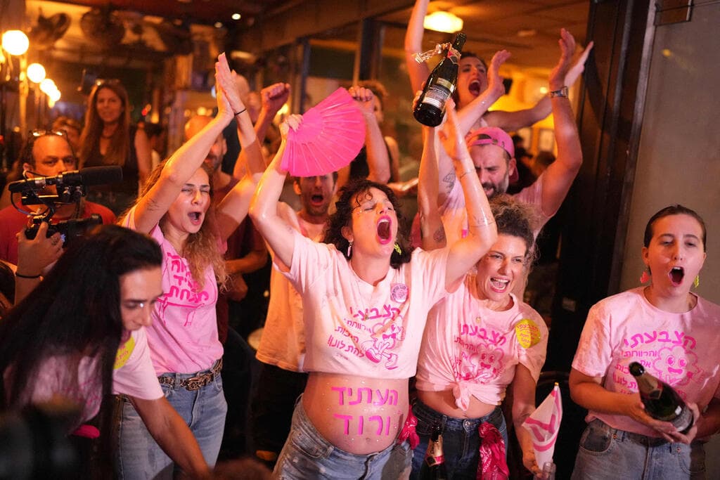 בתל אביב כבר פתחו שמפניות (צילום: MAYA LEVIN / AFP) תל אביב