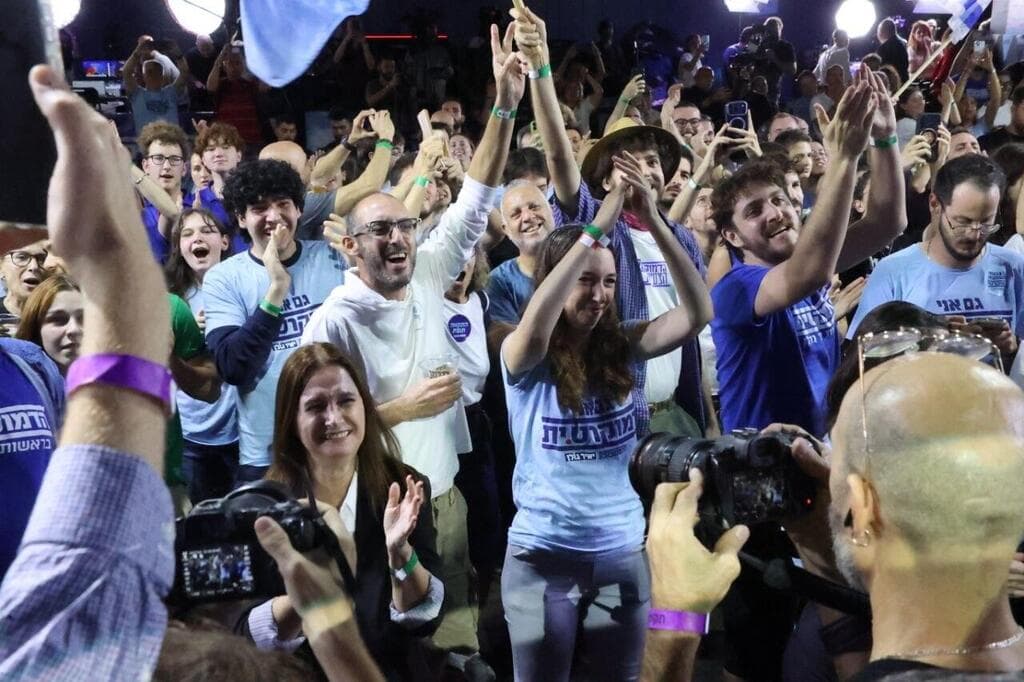 צילום: מוטי קמחי צהלות במטה הדמוקרטים עם מדגם של 10 מנדטים