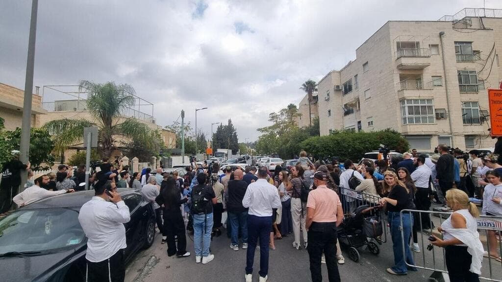 המונים בהגעת נתניהו לקלפי הבחירות