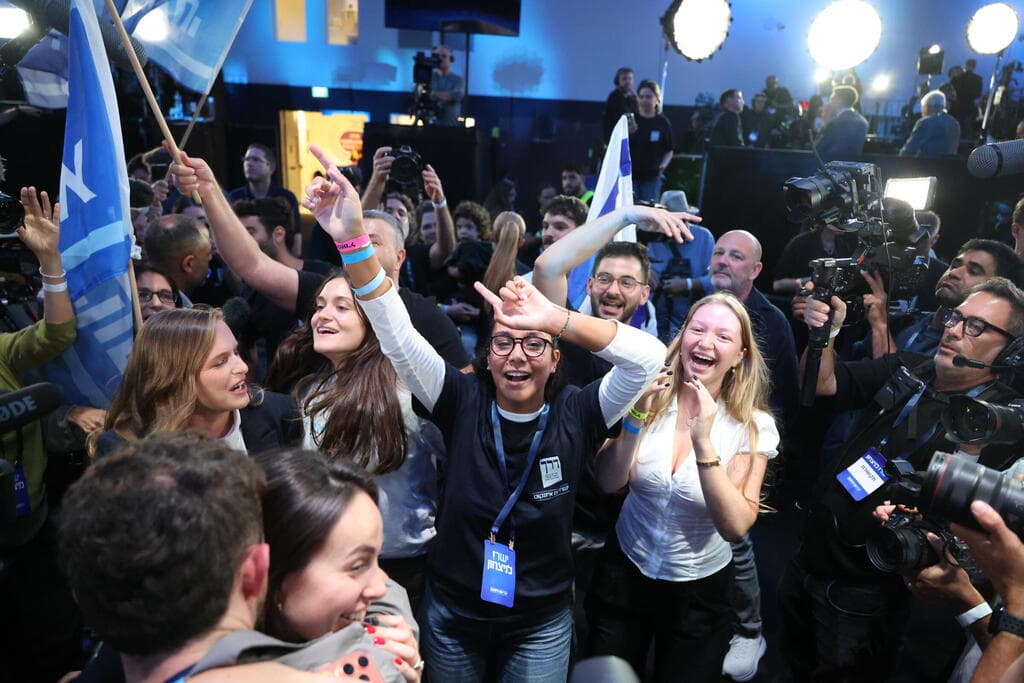 החגיגות במטה "ישר!" הלילה (צילום: טל שחר) מטה מפלגת ישר!