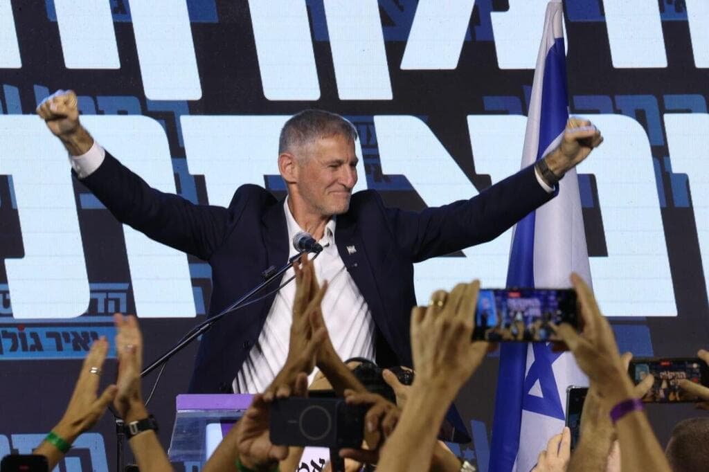 גולן על בימת המטה, הלילה (צילום: מוטי קמחי) גולן על בימת המטה