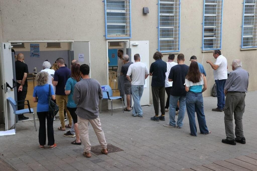 בוקר הבחירות - מצביעים ראשונים בקלפי בתל אביב