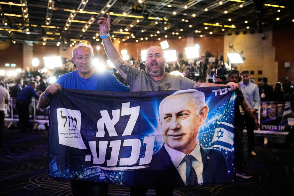 "לירן חולצה אפורה" במטה הליכוד, בבנייני האומה בירושלים (צילום: AP Photo/Ohad Zwigenberg) מטה הליכוד