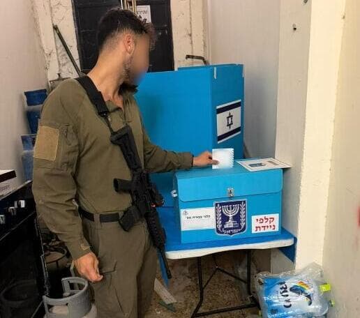  חיילי צה"ל מצביעים בקלפיות הצבאיות ברחבי הארץ