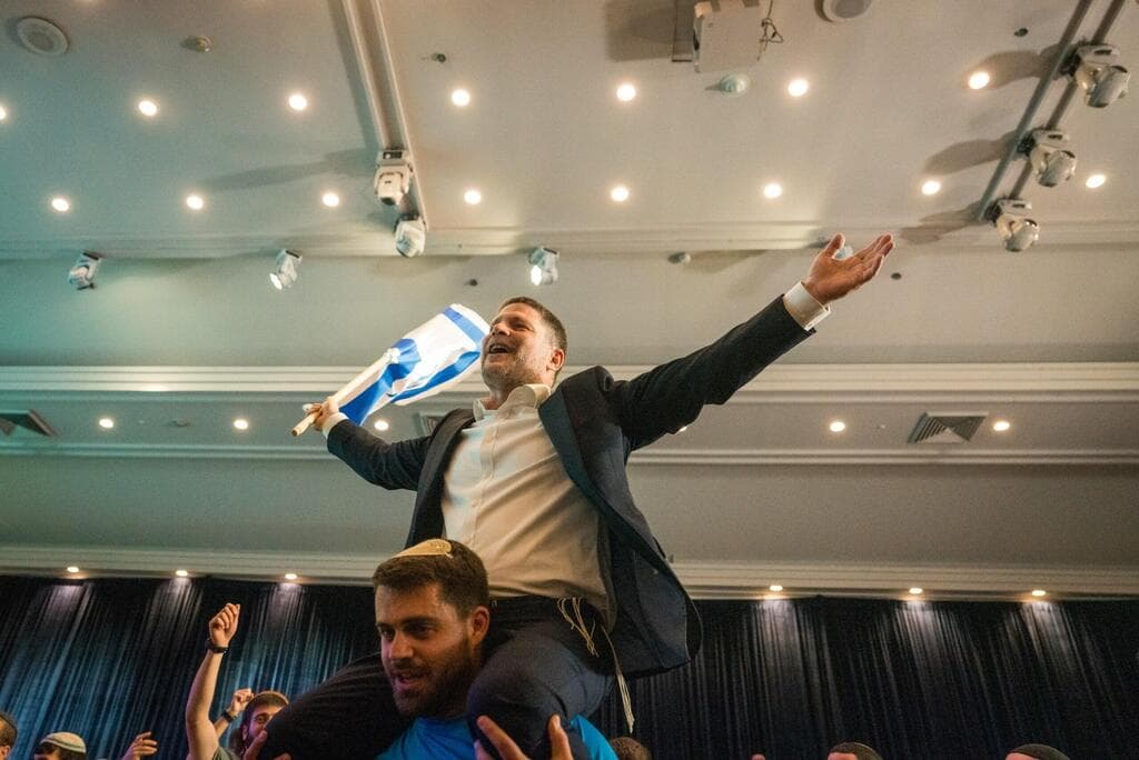 סמוטריץ' רוקד עם הפעילים שלו הלילה (צילום: שלו שלום) בצלאל סמוטריץ' לאחר תוצאות המדגם