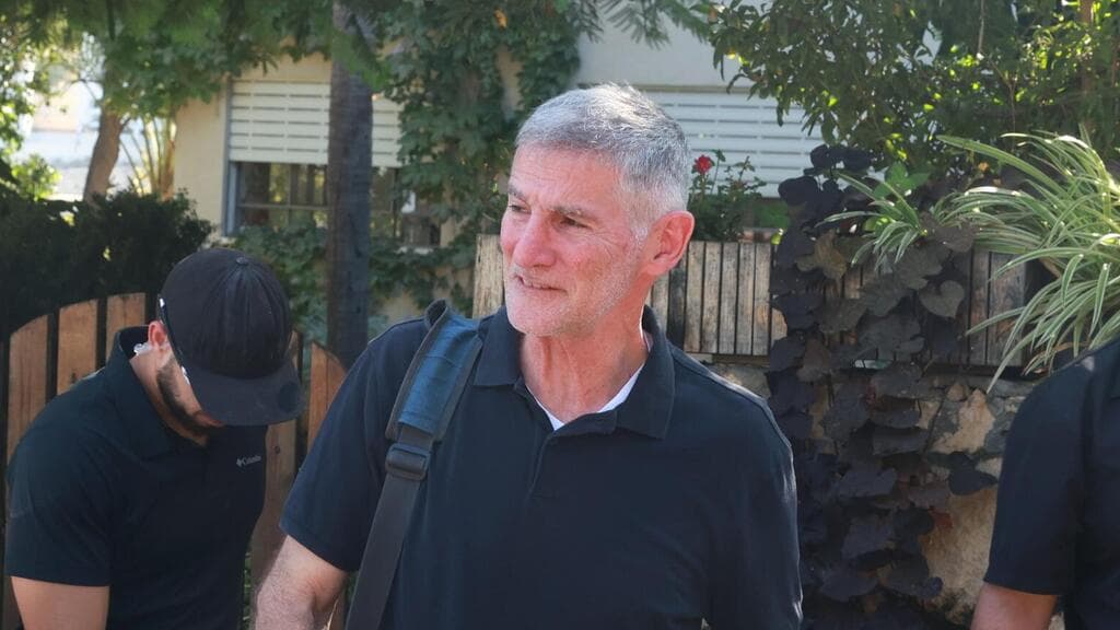 צילום: דנה קופל יאיר גולן לאחר ליל הבחירות בכניסה לביתו