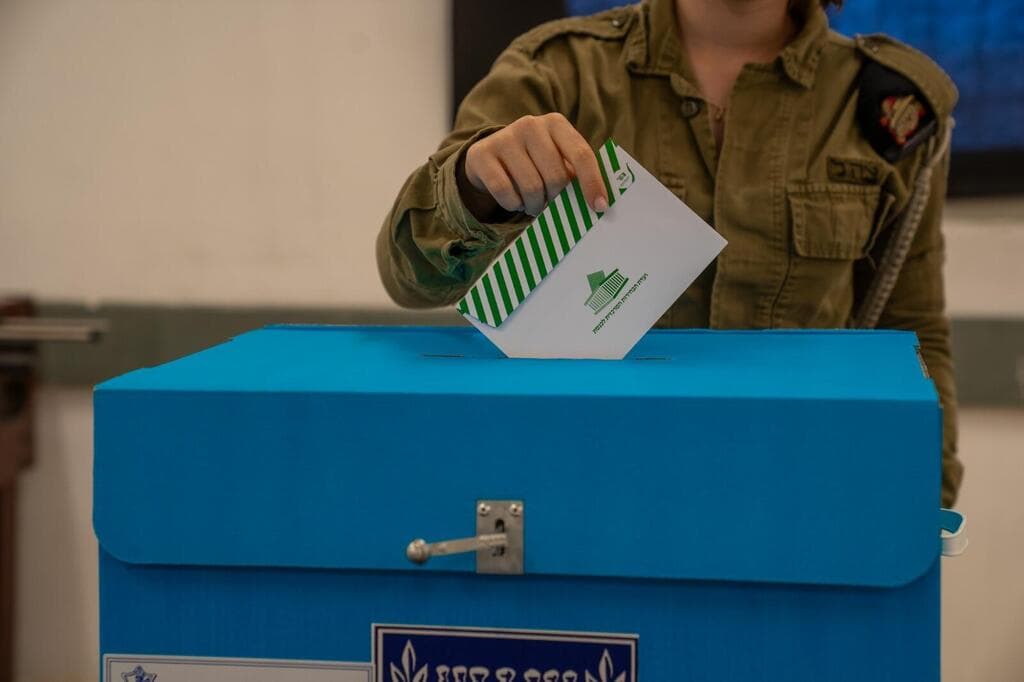  חיילי צה"ל מצביעים בקלפיות הצבאיות ברחבי הארץ