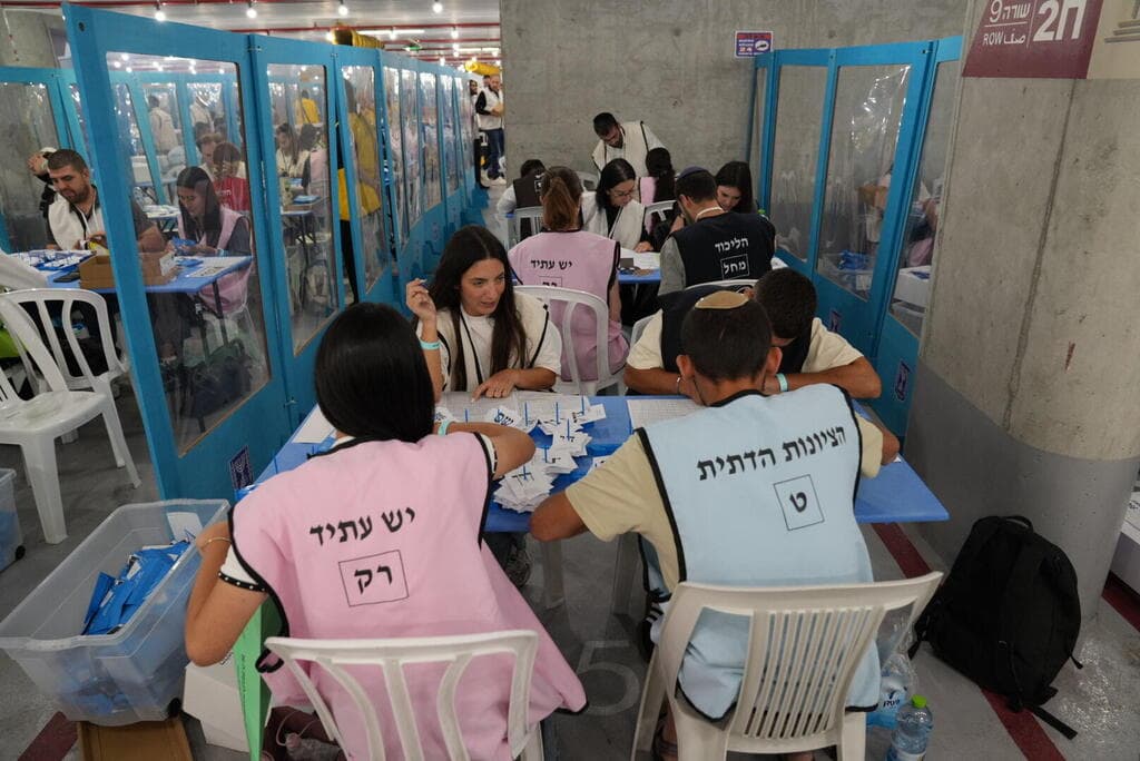 צילום: רועי ידובסקי / ועדת הבחירות המרכזית ספירות המעטפות הכפולות בועדות הבחירות