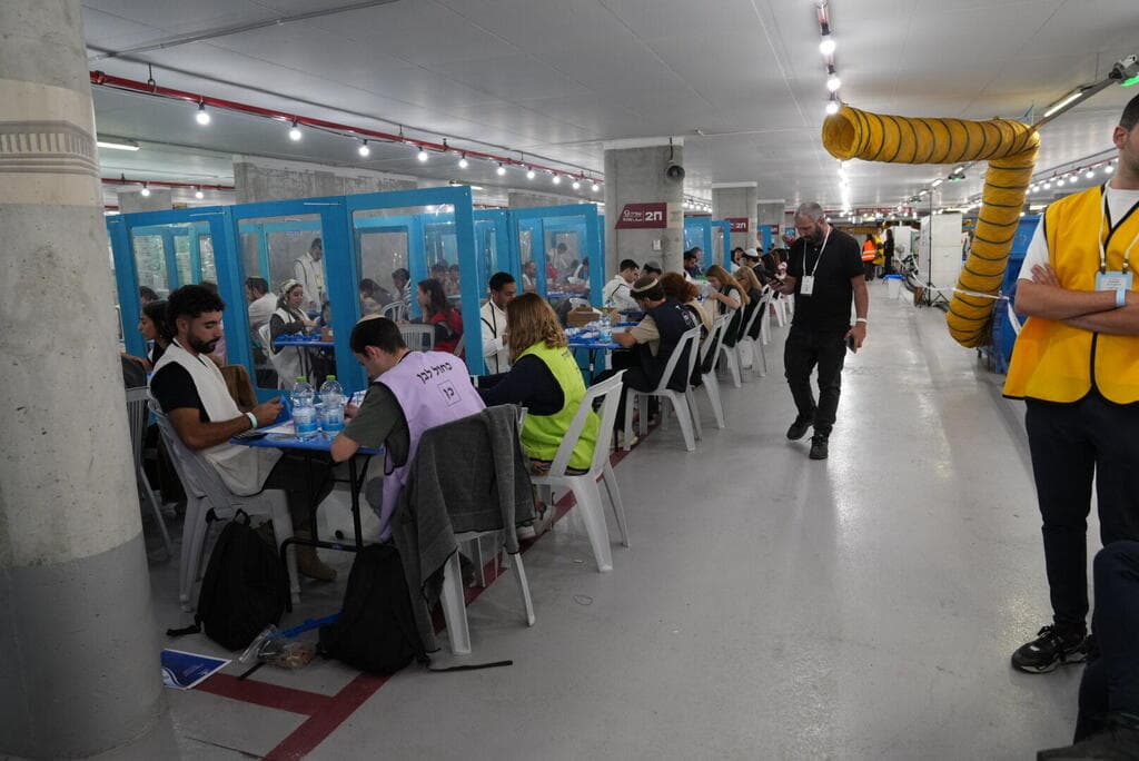 צילום: רועי ידובסקי / ועדת הבחירות המרכזית ספירות המעטפות הכפולות בועדות הבחירות