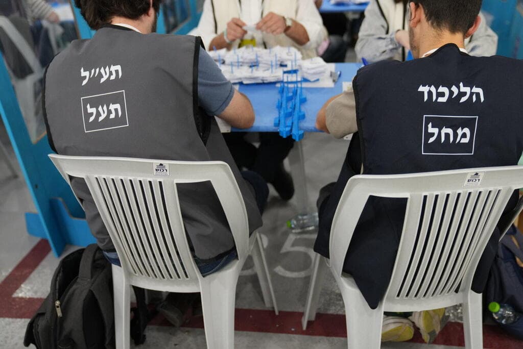 צילום: רועי ידובסקי / ועדת הבחירות המרכזית ספירות המעטפות הכפולות בועדות הבחירות