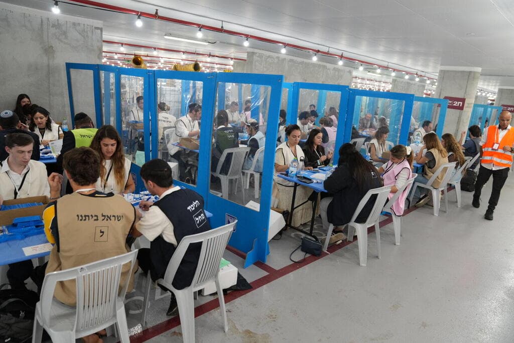 צילום: רועי ידובסקי / ועדת הבחירות המרכזית ספירות המעטפות הכפולות בועדות הבחירות