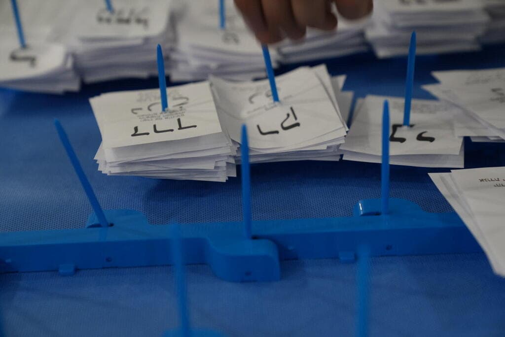 צילום: רועי ידובסקי / ועדת הבחירות המרכזית ספירות המעטפות הכפולות בועדות הבחירות