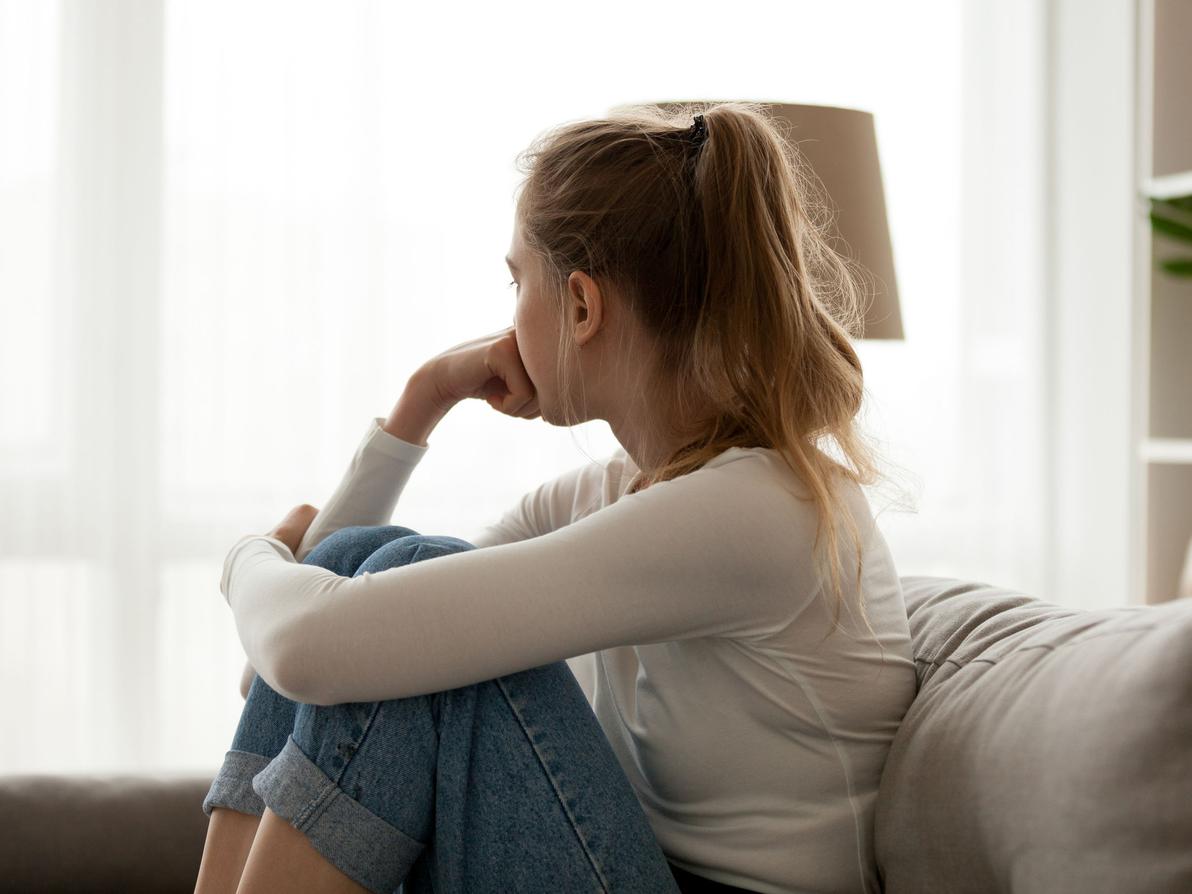 מסתגרות בבית כי לא רוצות להיתקל בשכן שיגיד "מזל טוב'" (צילום: Shutterstock) לאשה