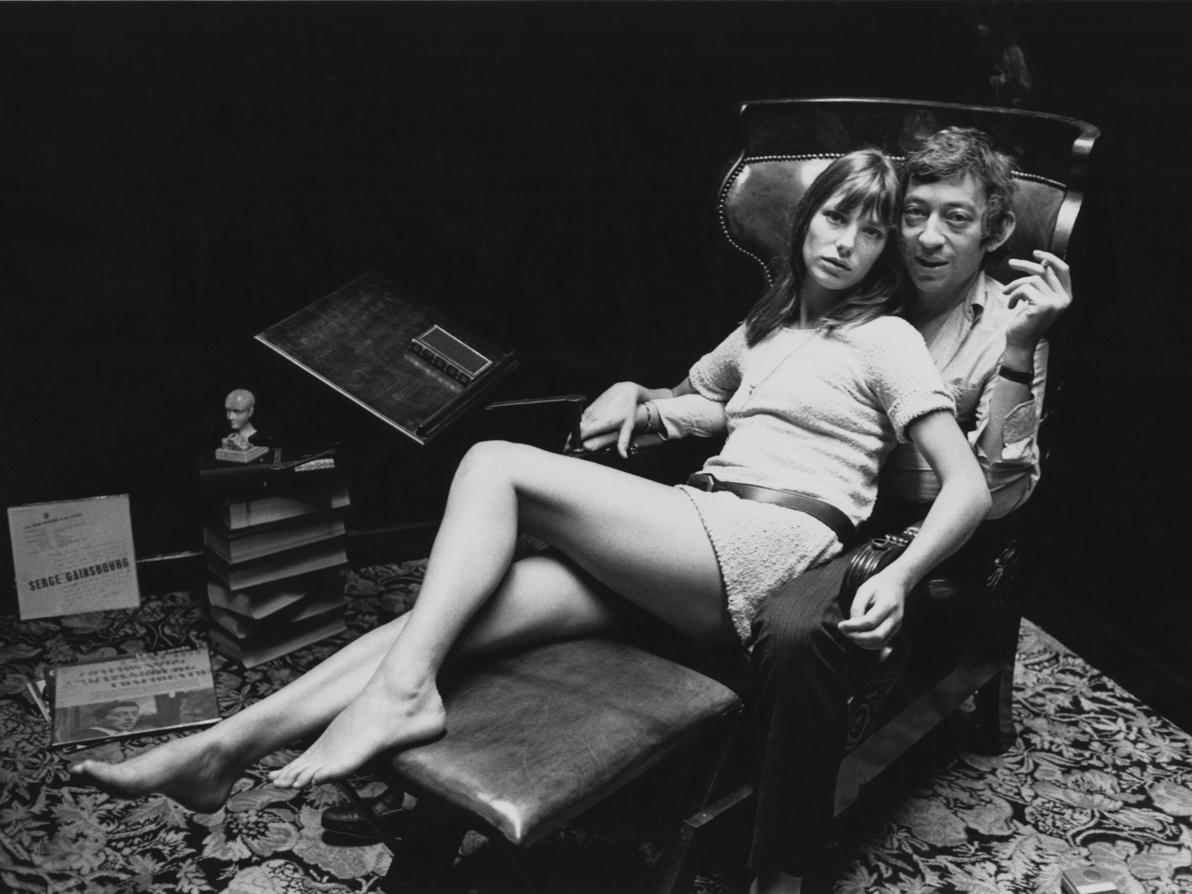 "הבנתי שמה שגורם לאנשים להיות לא מעניינים בהכרח אלא אנושיים, הם כל הפגמים שלהם, פחדנותם, אשמתם ומורכבותם". ג'יין בירקין וסרג' גינסבורג, 1969 ((צילום: Getty Images)) ג'יין בירקין וסרג' גינסבורג, 1969