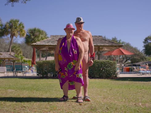 סדרה על בגדים, לבוש, אנשים ויחסם לנושא, מתחילה בנקודה בראשיתית: קהילת נודיסטים בפלורידה. מתוך "סיפורי בגדים"