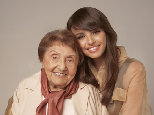קים אור אזולאי וסבתא-רבתא סוניה פרלה ינוביץ. "זו המשימה שלנו, של הנכדים, לזכור ולהעביר הלאה" 