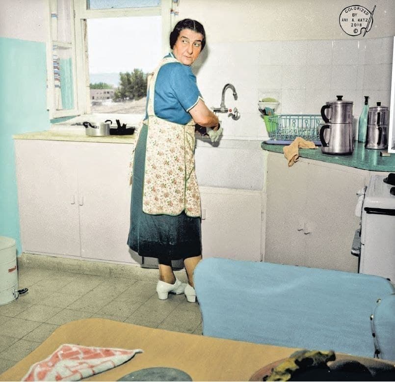 בתמונה: גולדה מאיר במטבח ביתה בירושלים, בהיותה שרת חוץ במקומו של משה שרת.