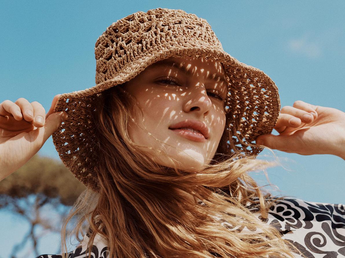 הכובעים מציפים את רשתות האופנה וחנויות המעצבים. מנגו (צילום: יחצ) כובע של מנגו