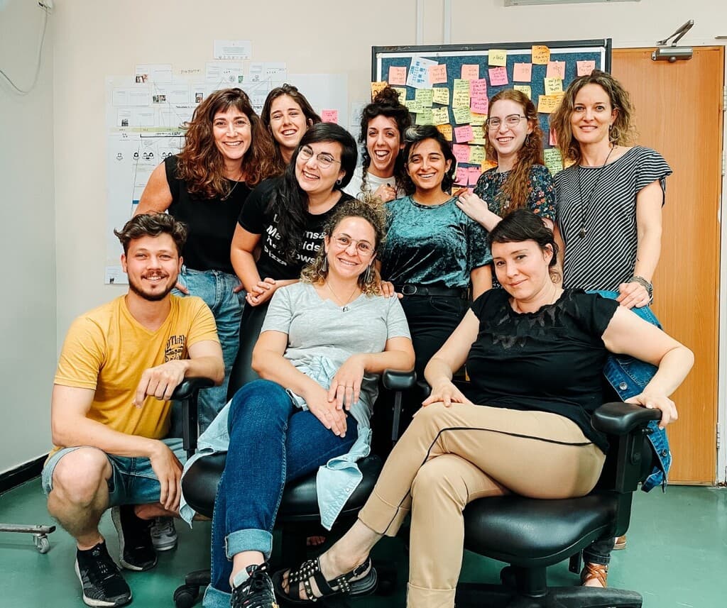 מימין למעלה: סו פלג, נעם מרקס, קאיה קדמי, גלי פז, שני ברזילי, יעל ולינסקי ומאיה אטשטיין. מימין למטה: סמדר מרדלר, תמר רואמר ואיגור קושניר (צילום: איגור קושניר) הסטודנטים מבצלאל