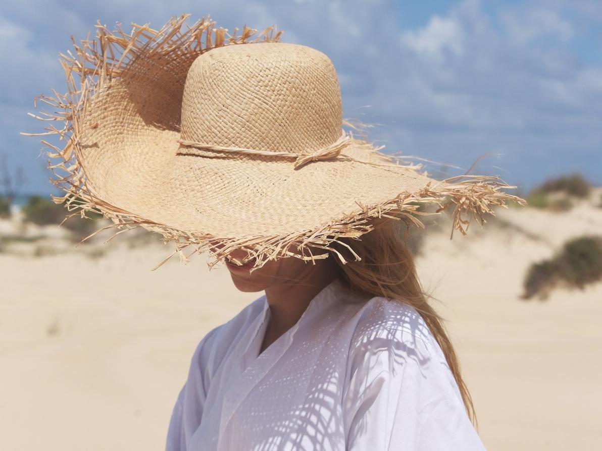 כדאי לבחור בחומרים טבעיים. כובע של גריק סנדלס (צילום: סולל פיקאל) כובע של גריק סנדלס