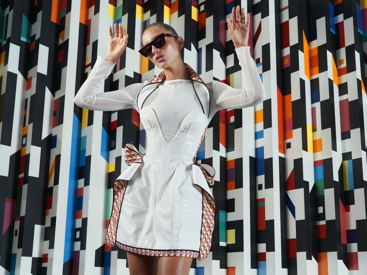 עדשות כהות שומרות על ריחוק מסוגנן. נטע אלחמיסטר לאירוקה (צילום: שי ארבל) נטע אלחמיסטר בקמפיין משקפי השמש של אירוקה