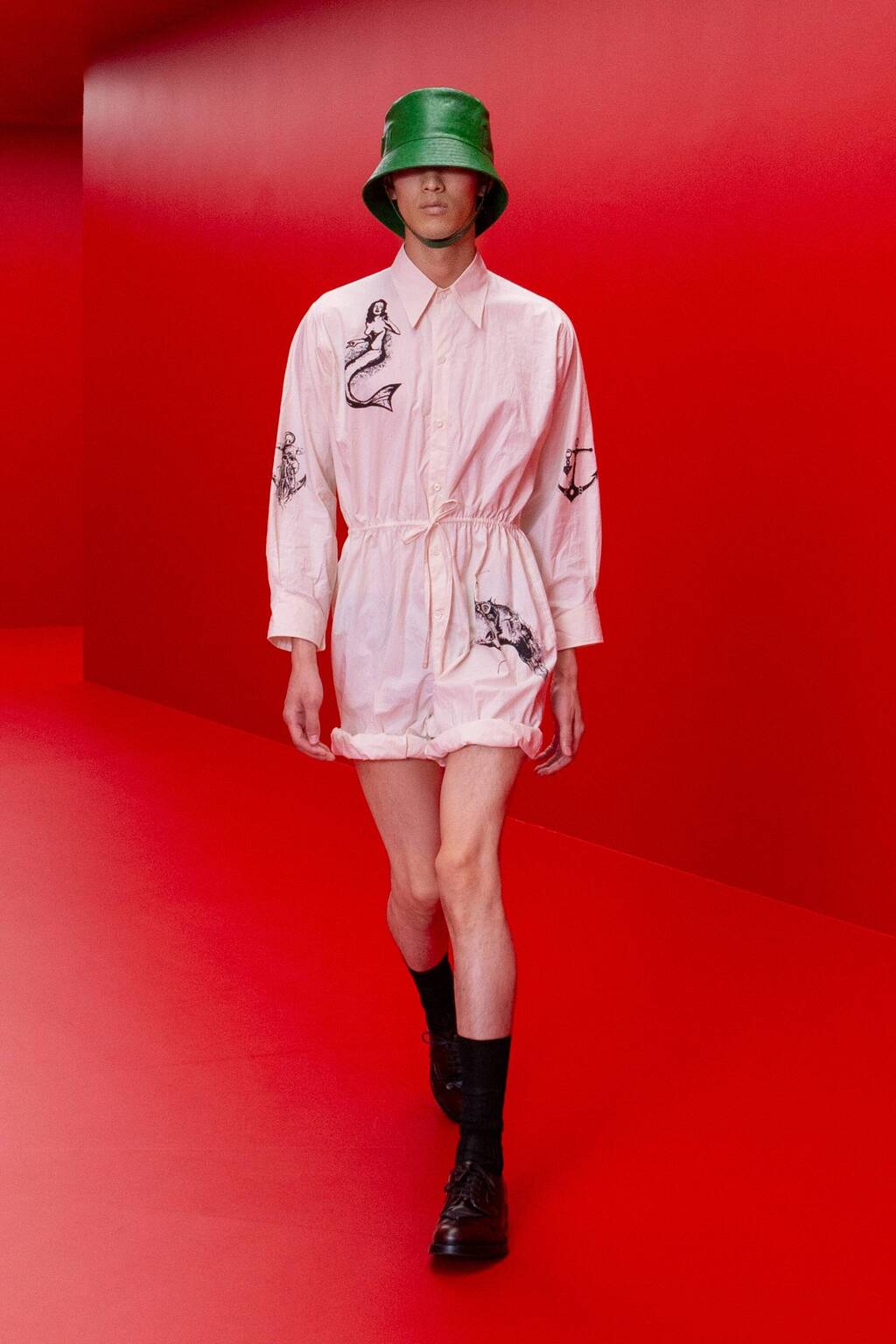 מכנסיים קצרים בתצוגה של פראדה בשבוע האופנה לגברים במילאנו