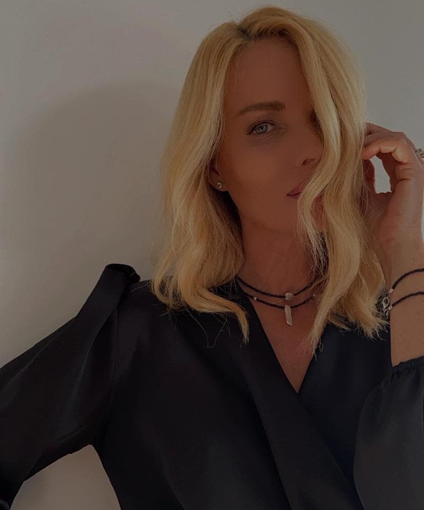 גלית גוטמן עם תכשיטים של Studio Sea