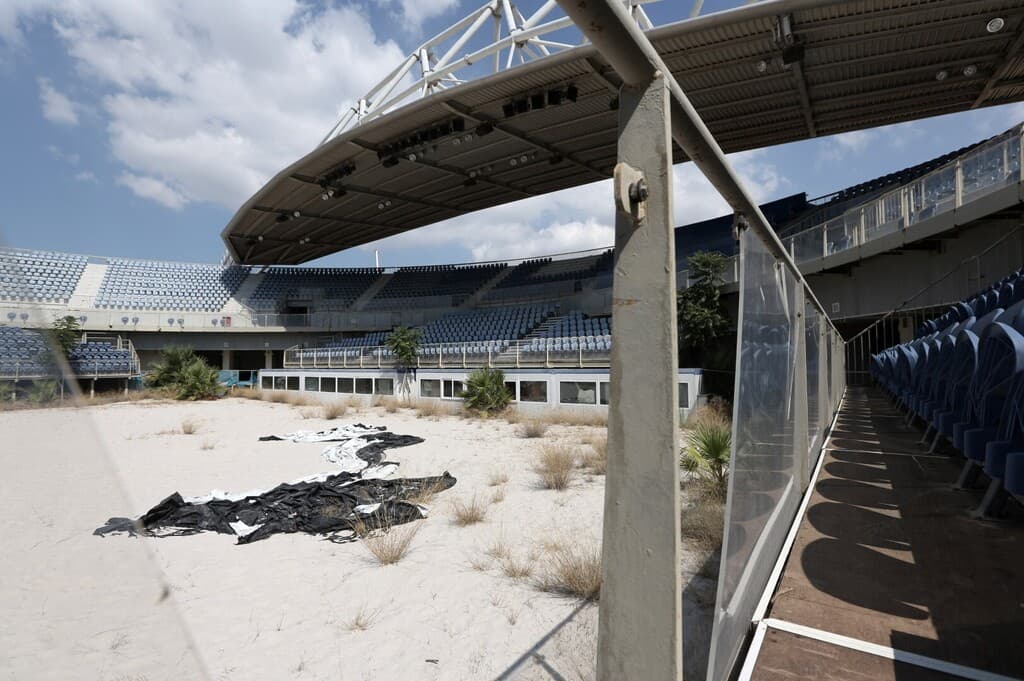 האתר באתונה שבו נערכו משחקי הכדור-עף האולימפיים נותר נטוש. צולם ב-2014