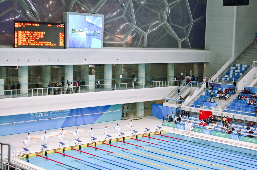 המתחרים האולימפיים על רקע הבועות הצפופות במרכז הימי "הקובייה" של בייג'ינג בשנת 2008
