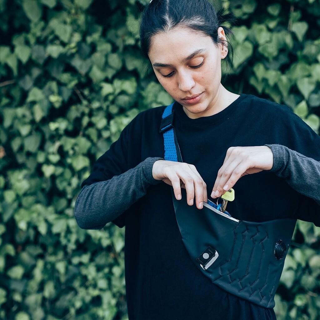 רק אני, חגורת הגב נגד כאבים, והחום של ישראל (צילום: רייצ'ל ברנשטיין) אמברייס רייצ'ל ברנשטיין