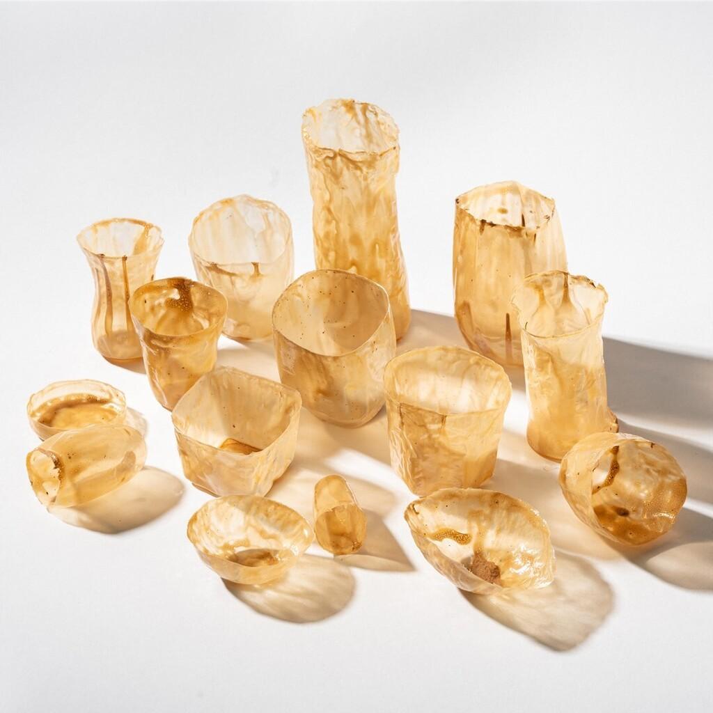 בדלי הסיגריות הפכו לכלי הגשה בפרויקט "מסך עשן" של יעל מדרכי (צלום: נדב גורן) יעל מרדכי