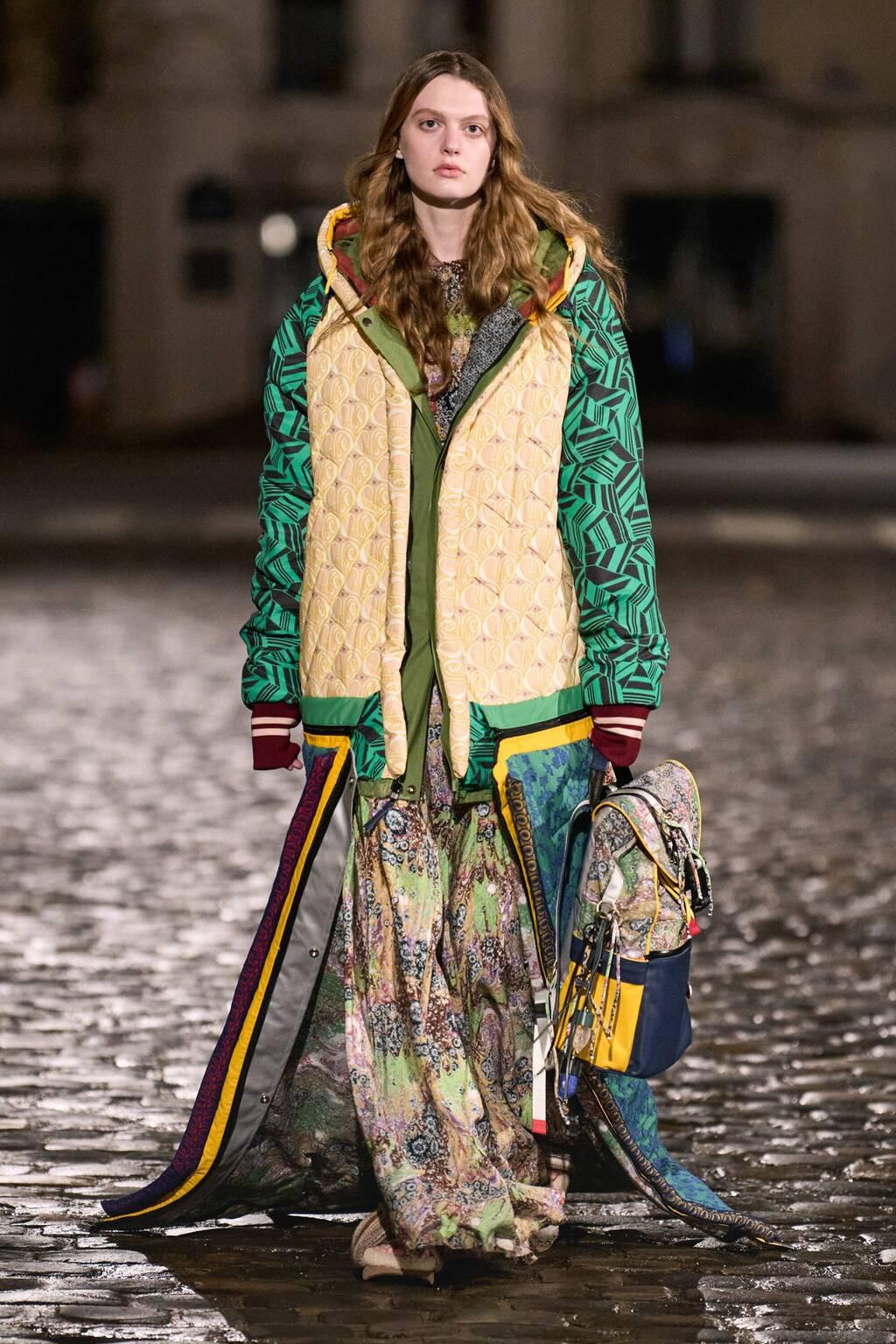 "הדרך היחידה שמצאתי לשרוד היא ליצור לעצמי עולמות משלי". בתצוגת אופנה של קלואה (צילום: Courtesy of Chloé) אריאל ניקולסון בתצוגת אופנה של קלואה