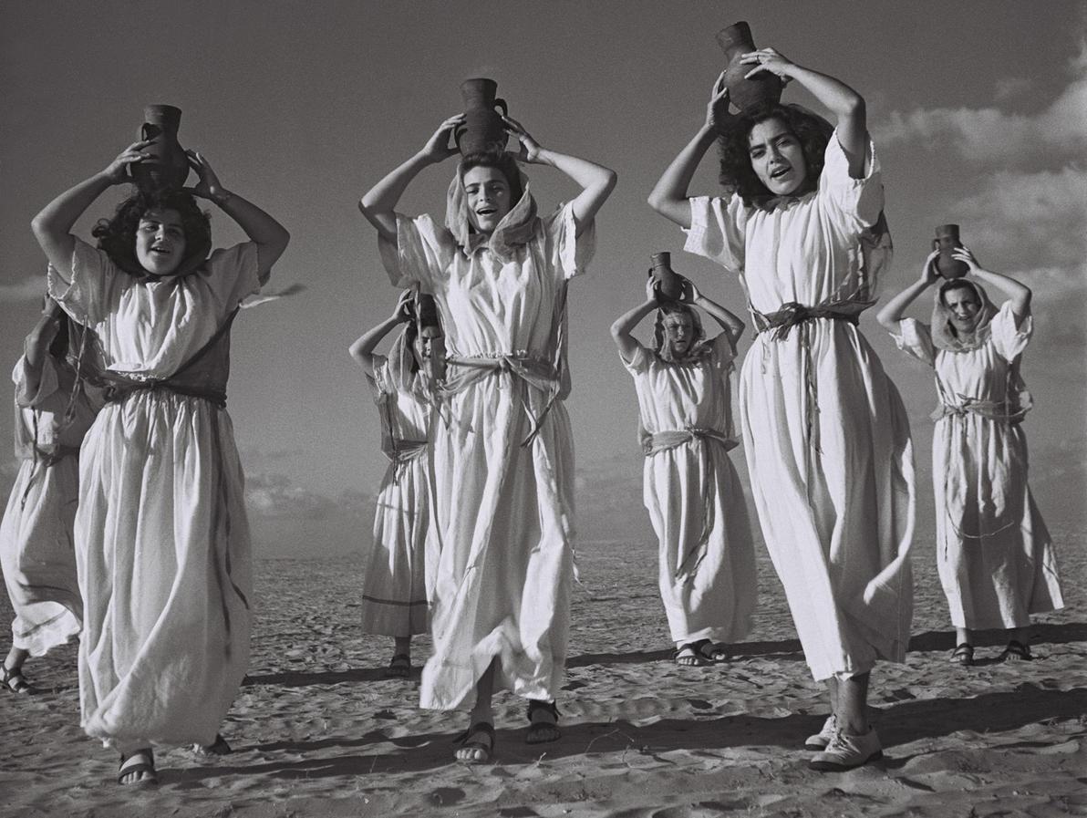 "ריקוד המים" בביצוע חברי קיבוץ אורים בנגב, 1947