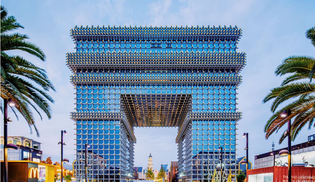 שער ניצחון עשוי מזכוכית רפלקטיבית ביונאן, סין