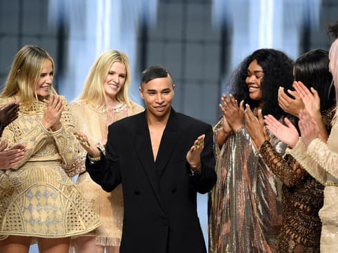 "עשיתי הכול כדי להסתיר את הסיפור הזה מכמה שיותר אנשים". המעצב אוליבייה רוסטאן עם דוגמניות בתצוגת אביב-קיץ 2022 של בלמן "עשיתי הכול כדי להסתיר את הסיפור הזה מכמה שיותר אנשים". המעצב אוליבייה רוסטאן עם דוגמניות בתצוגת אביב-קיץ 2022 של בלמן