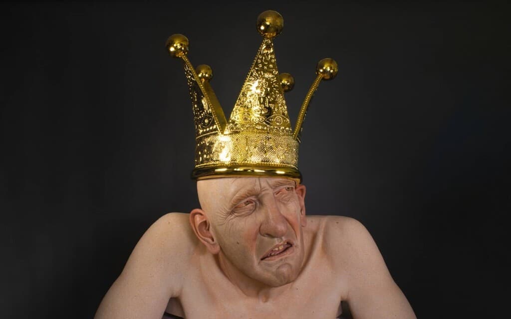 "המלך הגרגרן" של הקרמיקאית טיפ טולנד שמוצגת בבינאלה לקרמיקה