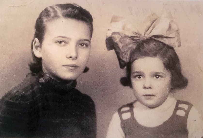 אביבה ואחותה הדסה בגטו ורשה, דצמבר 1942. זו התמונה שנשלחה כדי להוכיח שהילדות לא נראות יהודיות ולכן אפשר להחביא אותן