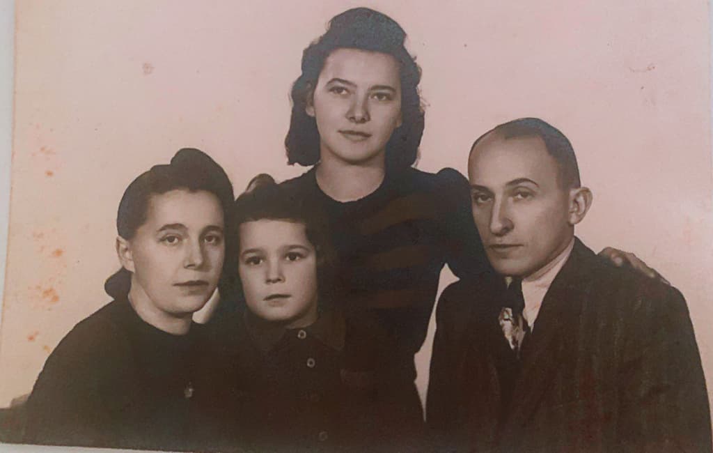 משפחתה של אביבה אחרי המלחמה: הוריה, גניה ודוד ברכפלד, ואחותה הגדולה הדסה