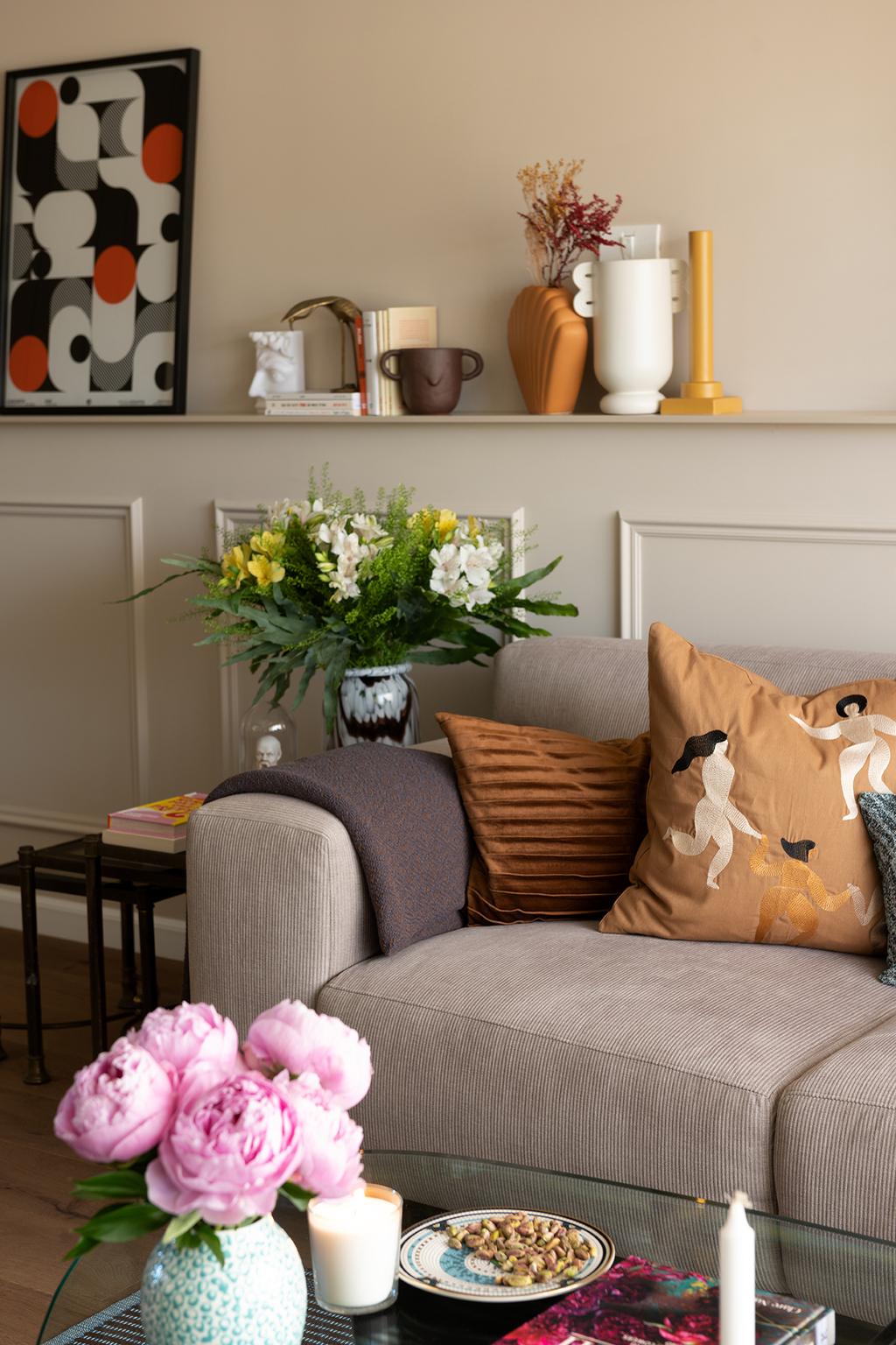 מאחורי הספה קובעה נישת אחסון מאורכת (צילום: גדעון לוין) סבתא שיק