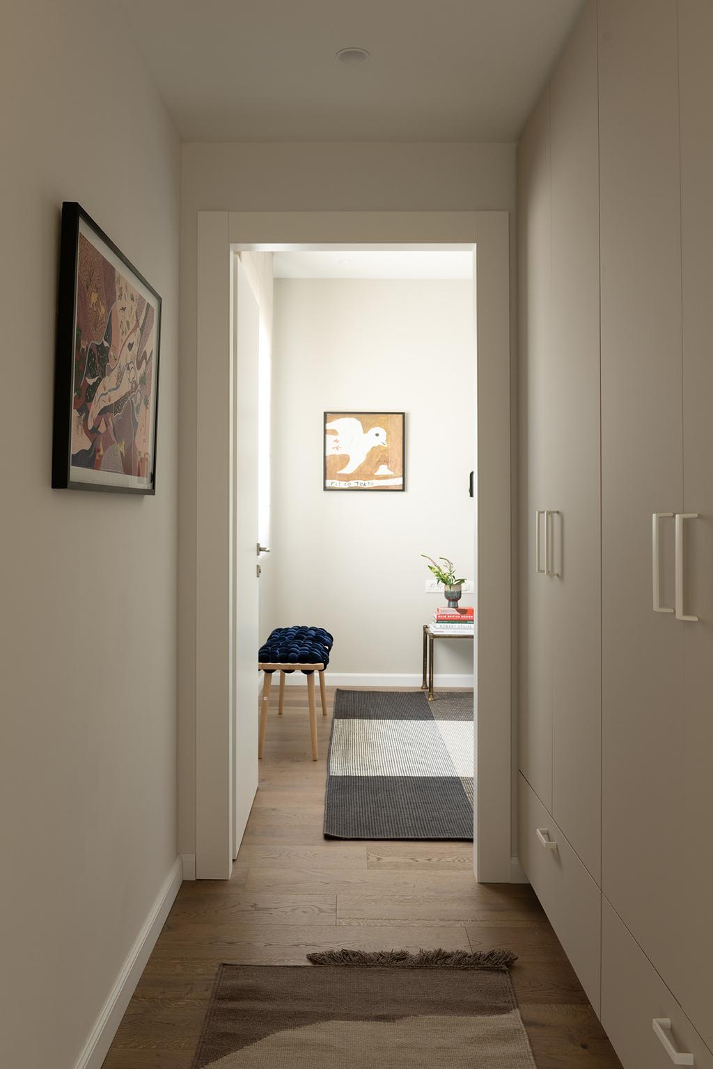 בכניסה לחדר השינה הזוגי ארון המשמש לאחסון מעילים ואוספים (צילום: גדעון לוין) סבתא שיק