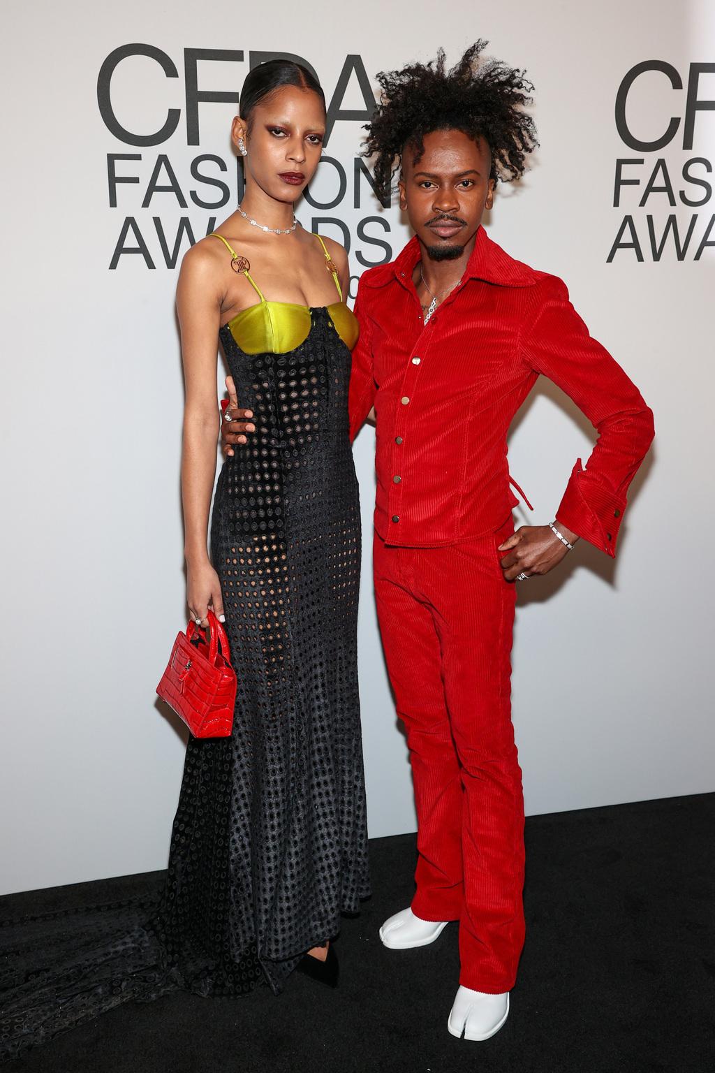 הזוכה בפרס המעצב המבטיח של השנה אדווין תומפסון עם אמליה ראמי בטקס פרסי ה-CFDA (צילום: Getty Images) אדווין תומפסון ואמליה ראמי בטקס פרסי ה-CFDA